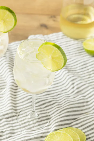 Alcohlic Refreshing Wine Spritzer Lime Soda — Stock Photo, Image