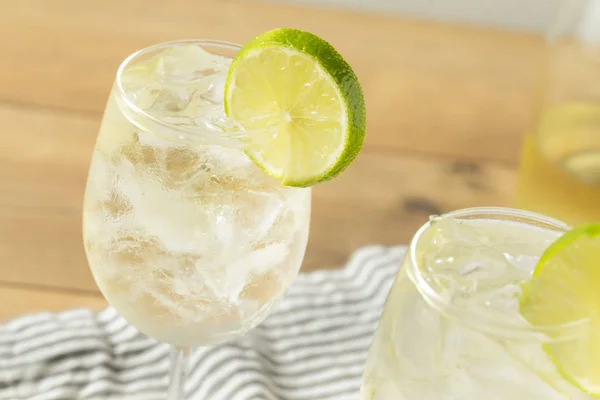 Vino Refrescante Alcohlic Spritzer Con Lime Soda — Foto de Stock