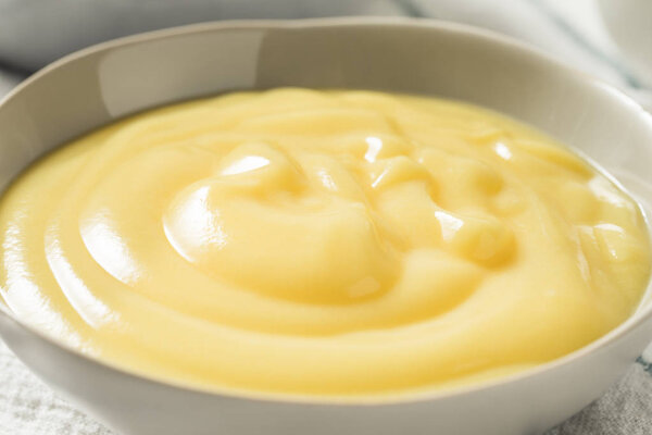 Домашний ванильный заварной пудинг в миске
