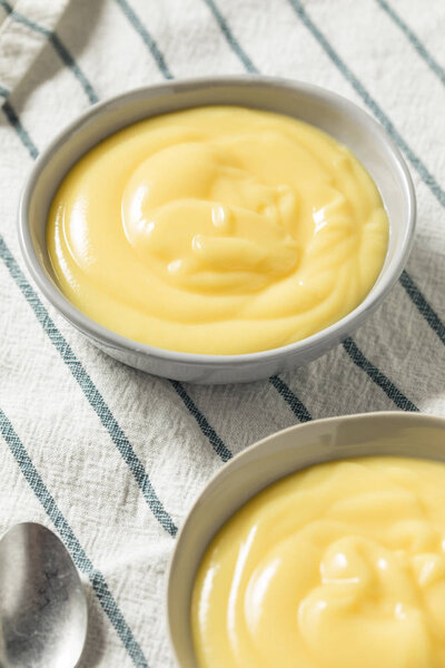 Домашний ванильный заварной пудинг в миске
