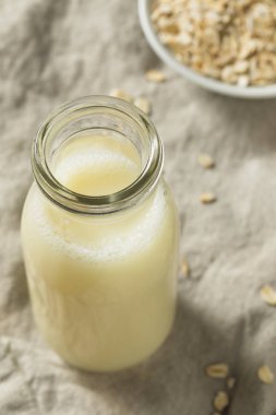 Bir bardak sütte organik beyaz yulaf