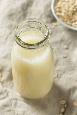 Bir bardak sütte organik beyaz yulaf