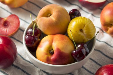 Erik ve nektarin ham organik çeşitli Stonefruit şeftali