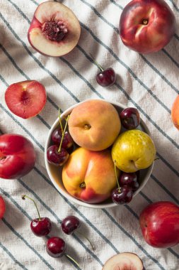 Erik ve nektarin ham organik çeşitli Stonefruit şeftali