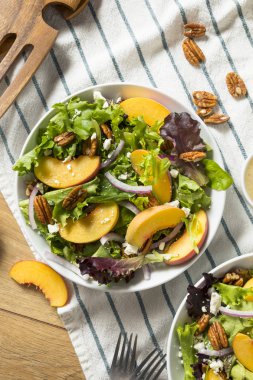 Sağlıklı ev yapımı şeftali Pecans peynirli salata ve giyinme