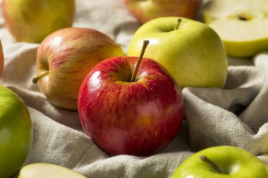 Ham organik muhtelif elma yemeye hazır