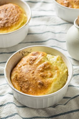 Ev yapımı yumurta ve peynir sufle bir Ramekin içinde