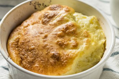 Ev yapımı yumurta ve peynir sufle bir Ramekin içinde