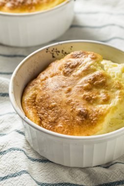 Ev yapımı yumurta ve peynir sufle bir Ramekin içinde