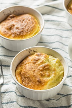 Ev yapımı yumurta ve peynir sufle bir Ramekin içinde