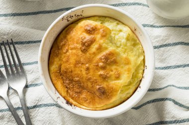 Ev yapımı yumurta ve peynir sufle bir Ramekin içinde