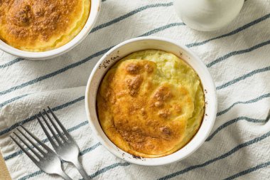 Ev yapımı yumurta ve peynir sufle bir Ramekin içinde