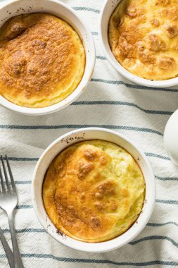 Ev yapımı yumurta ve peynir sufle bir Ramekin içinde