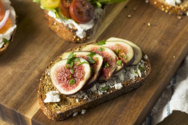 Ev yapımı kahvaltı tost ile krem peynir domates ve avokado incir