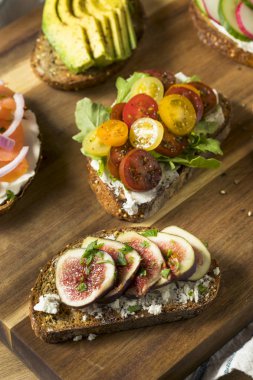 Ev yapımı kahvaltı tost ile krem peynir domates ve avokado incir