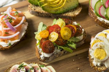 Ev yapımı kahvaltı tost ile krem peynir domates ve avokado incir