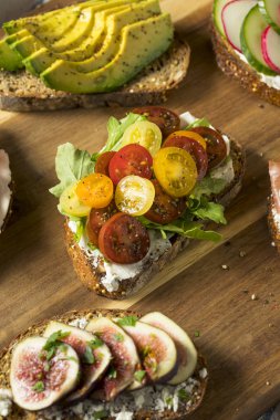 Ev yapımı kahvaltı tost ile krem peynir domates ve avokado incir