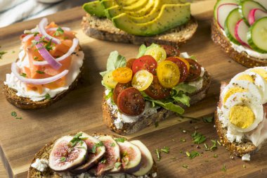 Ev yapımı kahvaltı tost ile krem peynir domates ve avokado incir