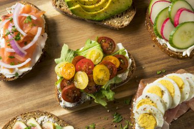 Ev yapımı kahvaltı tost ile krem peynir domates ve avokado incir