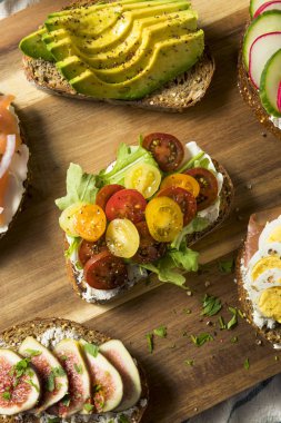 Ev yapımı kahvaltı tost ile krem peynir domates ve avokado incir