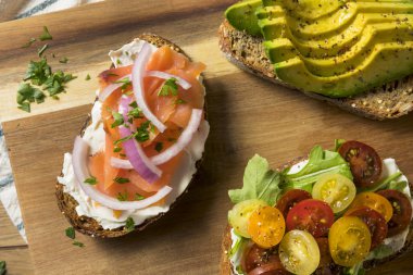 Ev yapımı kahvaltı tost ile krem peynir domates ve avokado incir