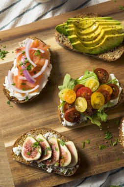 Ev yapımı kahvaltı tost ile krem peynir domates ve avokado incir