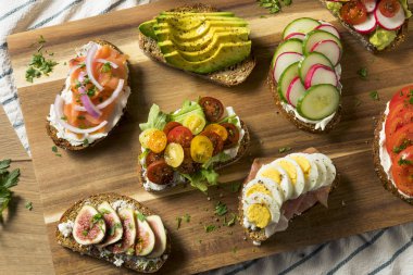 Ev yapımı kahvaltı tost ile krem peynir domates ve avokado incir