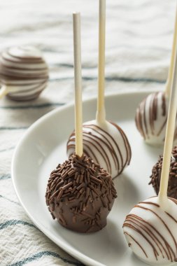 Tatlı ev yapımı çikolata ve vanilyalı kek açılır bir plaka üzerinde