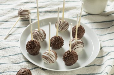 Tatlı ev yapımı çikolata ve vanilyalı kek açılır bir plaka üzerinde