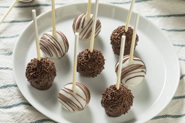 Tatlı ev yapımı çikolata ve vanilyalı kek açılır bir plaka üzerinde