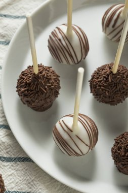 Tatlı ev yapımı çikolata ve vanilyalı kek açılır bir plaka üzerinde