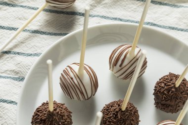 Tatlı ev yapımı çikolata ve vanilyalı kek açılır bir plaka üzerinde