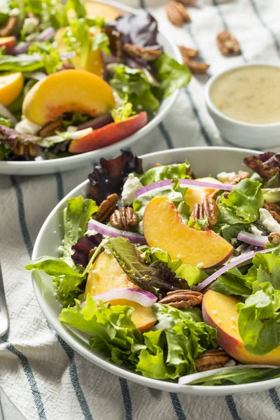 Salada Pêssego Caseira Saudável Com Queijo Molho Pecans — Fotografia de Stock