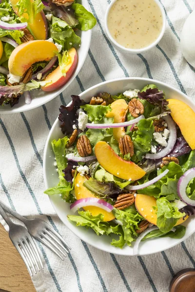 健康自制桃子沙拉与胡桃奶酪和敷料 — 图库照片