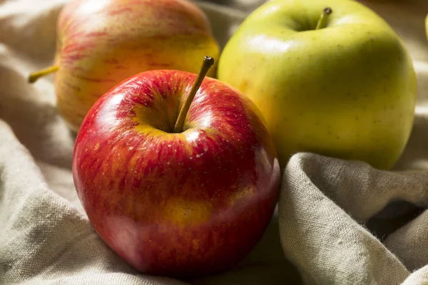 Ham organik muhtelif elma yemeye hazır