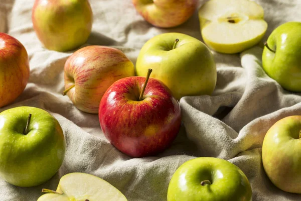 Råa Ekologiska Blandade Äpplen Redo Att Äta — Stockfoto