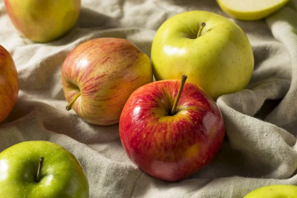 Manzanas Orgánicas Crudas Listas Para Comer — Foto de Stock
