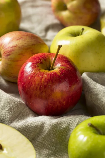 Ham organik muhtelif elma yemeye hazır