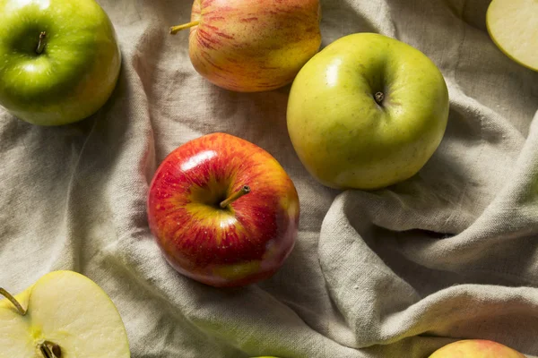 Manzanas Orgánicas Crudas Listas Para Comer — Foto de Stock