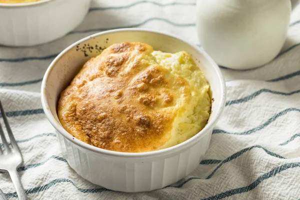 Ev yapımı yumurta ve peynir sufle bir Ramekin içinde