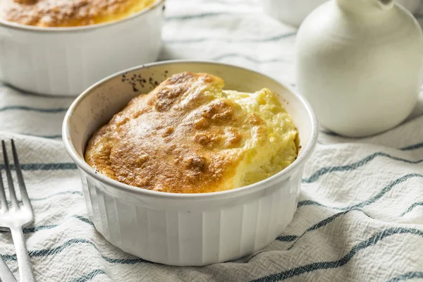 Ev yapımı yumurta ve peynir sufle bir Ramekin içinde