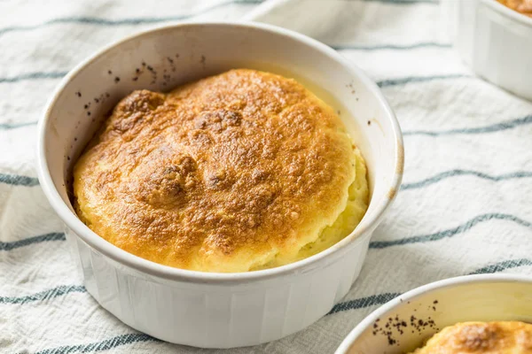Ev yapımı yumurta ve peynir sufle bir Ramekin içinde