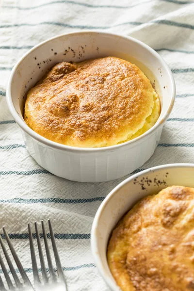 Ev yapımı yumurta ve peynir sufle bir Ramekin içinde