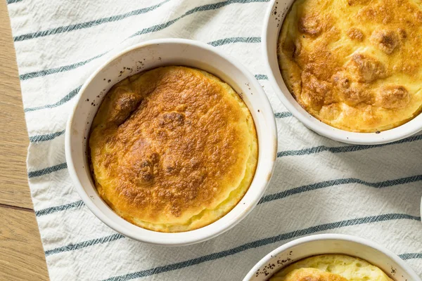 Ev yapımı yumurta ve peynir sufle bir Ramekin içinde