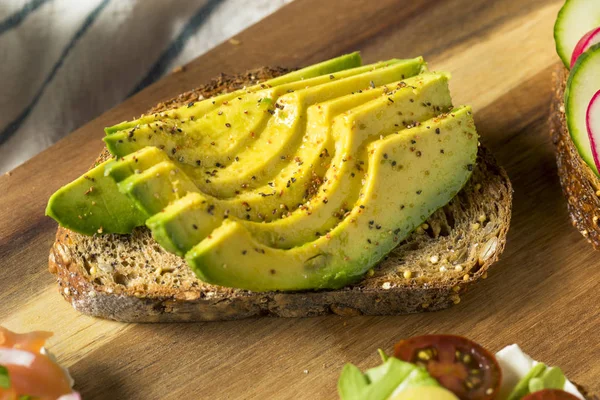 Toast Fatti Casa Colazione Con Crema Formaggio Avocado Fico Pomodoro — Foto Stock