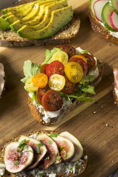 Ev yapımı kahvaltı tost ile krem peynir domates ve avokado incir