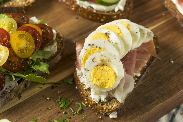 Ev yapımı kahvaltı tost ile krem peynir domates ve avokado incir