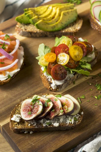 Petit Déjeuner Maison Toasts Fromage Crème Avocat Figue Tomate — Photo