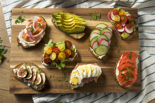 Ev yapımı kahvaltı tost ile krem peynir domates ve avokado incir