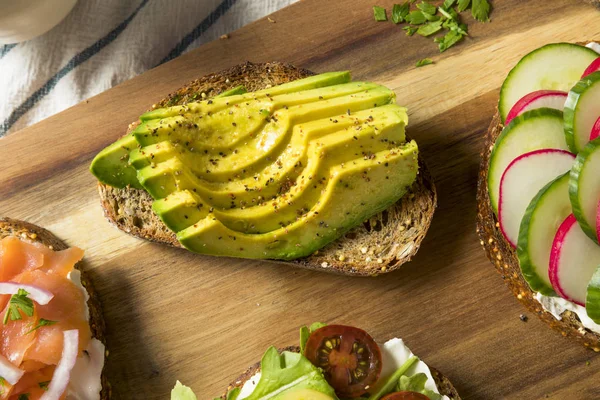 Ev yapımı kahvaltı tost ile krem peynir domates ve avokado incir